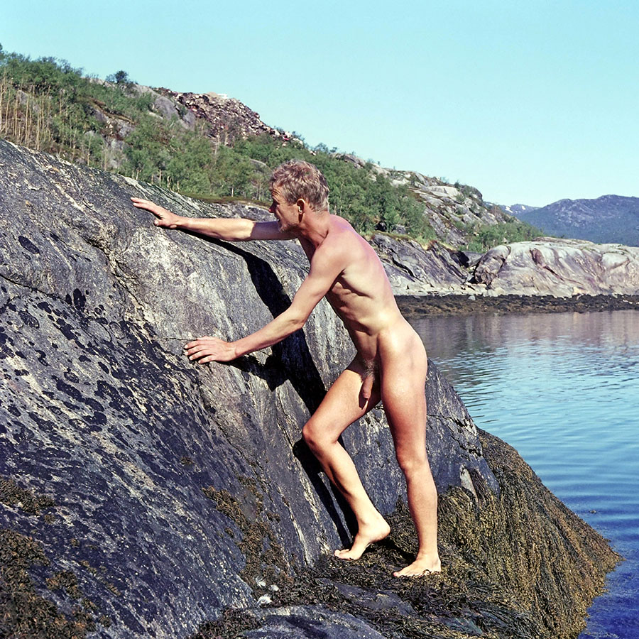Nackt und frei in der Natur - Nackter Mann bei einer Nordlandfahrt, Skandinavien